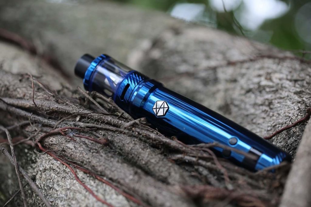 Modèle de e-cigarette tube bleu
