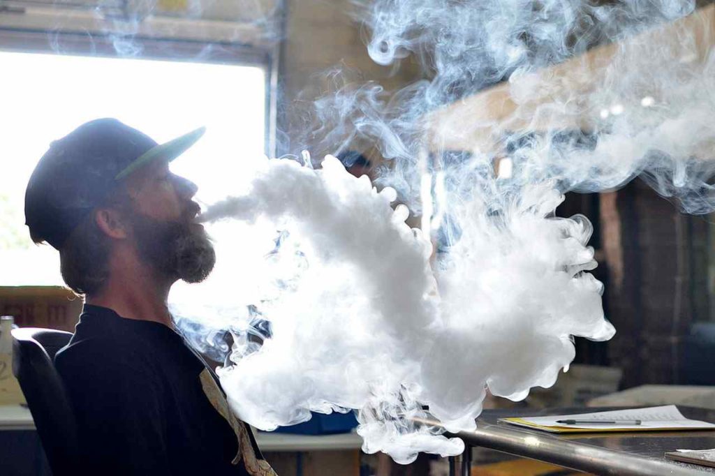 des vapoteurs pratiquent le cloud chasing