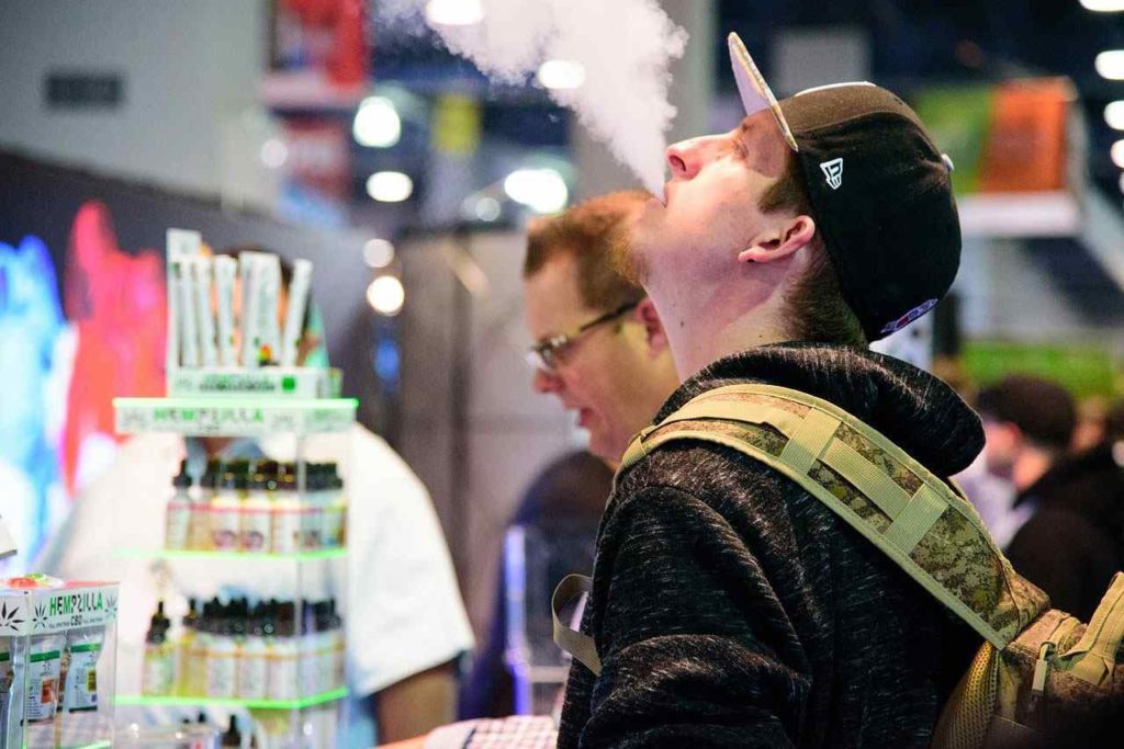 la cigarette électronique est un passe-temps pour certains
